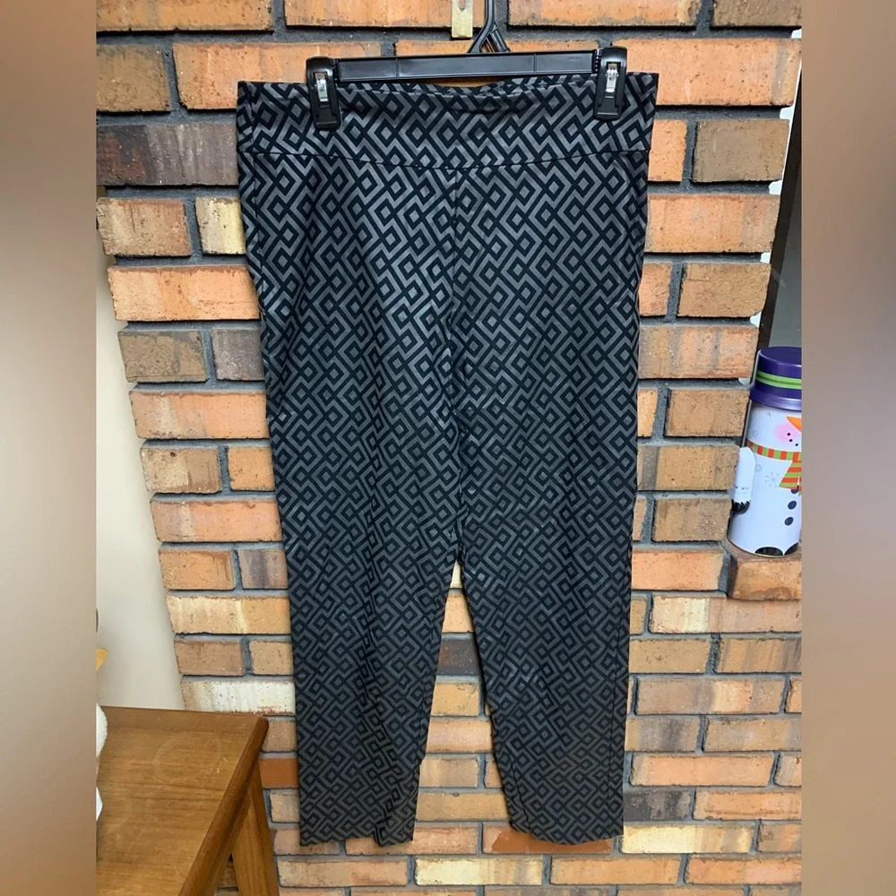 Krazy Larry Women’s Black Geometric Print Ankle Pants